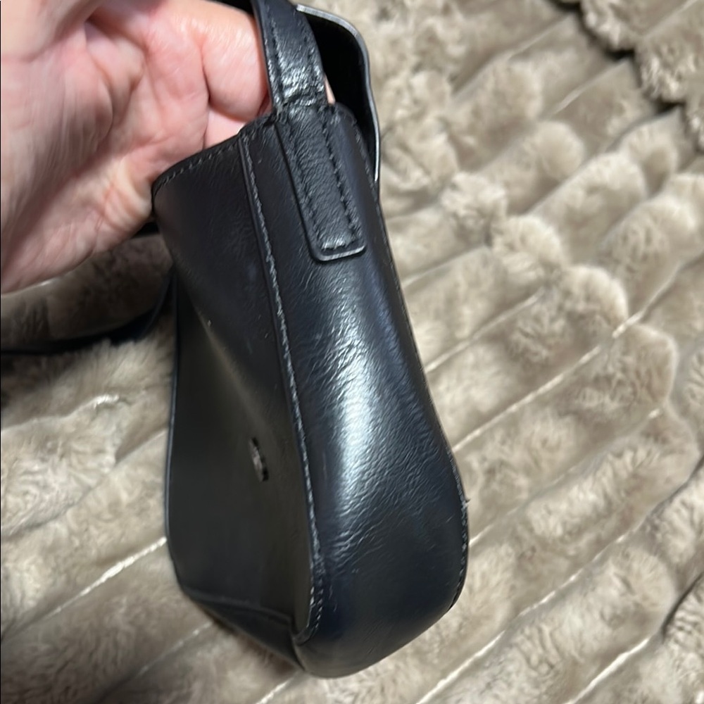 Elegant Black Crossbody Bag with Structured Design - Picture 5 of 10